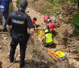 Bomberos y servicios médicos atienden a la mujer.