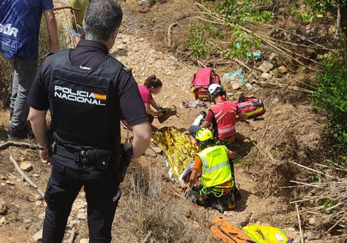 Bomberos y servicios médicos atienden a la mujer.