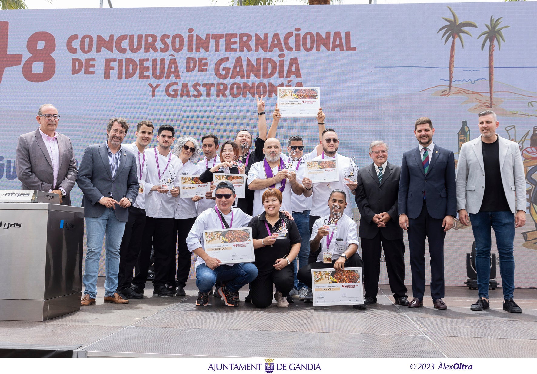 Imagen principal - La mejor fideuà de Gandia se prepara en El Hogar del Pescador, frente a las barcas del puerto