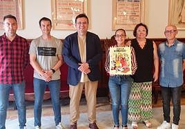 Representantes municipales con el ganador y el cartel de las fiestas.