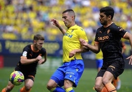 Cenk encima a Sergi Guardiola en el partido disputado en Cádiz esta temporada.