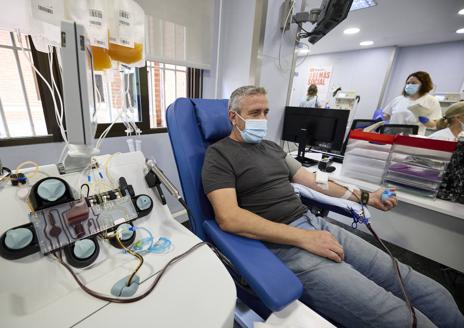 Imagen secundaria 1 - Personal sanitario del Centro de Transfusión de Sangre de la Comunitat Valenciana realizando las pruebas pertinetes a un donante antes de la extración y Rita Fuster y Alfonso Barreña, donantes de sangre.