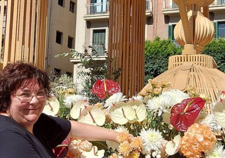 Imagen principal - Lina Roig, profesora de l'Escola Valenciana d'Art Floral y decoración del monumento de Amics del Corpus obra de Juanjo García. 