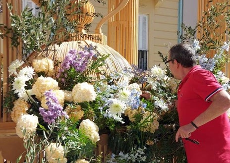 Imagen secundaria 1 - Lina Roig, profesora de l'Escola Valenciana d'Art Floral y decoración del monumento de Amics del Corpus obra de Juanjo García. 