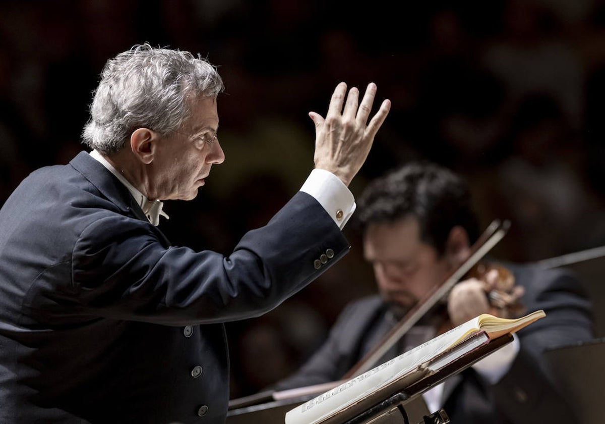 El director Fabio Luisi, durante el concierto.