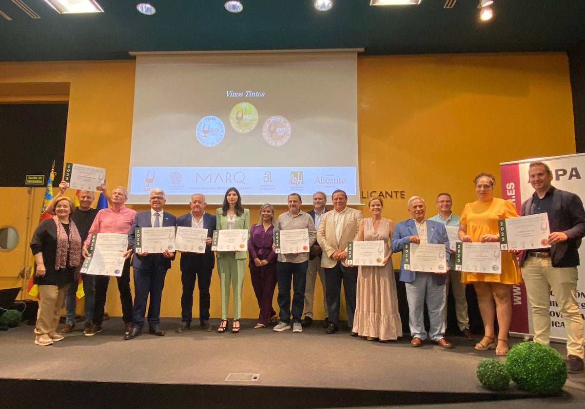 Los premiados, entre ellos los representantes de las bodegas de la Marina Alta.