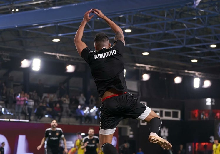 DjMariiO celebrando un gol.