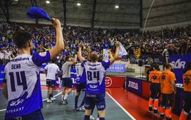 Los jugadores del Alzira, celebrando el ascenso con su público.