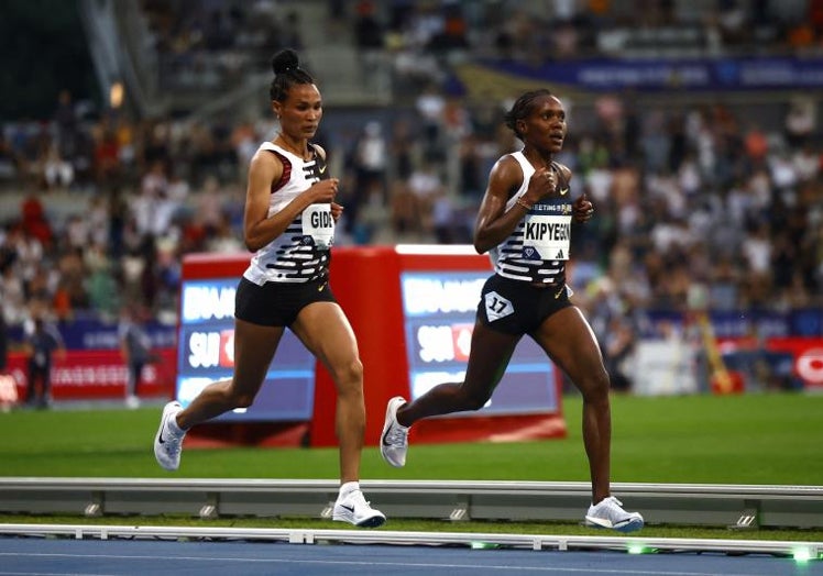 Kipyegon y Gidey, en la carrera de 5.000 celebrada este viernes.