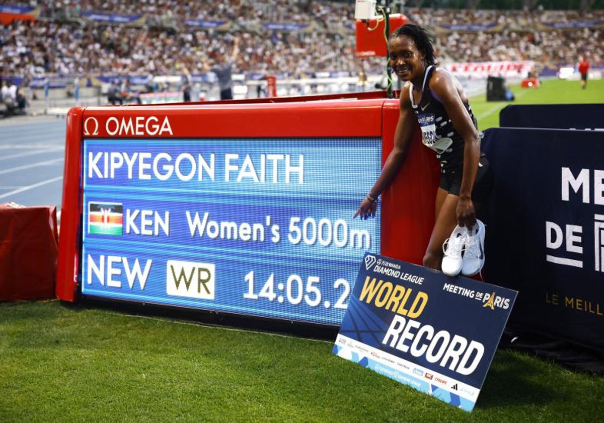 Kipyegon posa junto a la marca que estableció como nuevo récord del mundo.