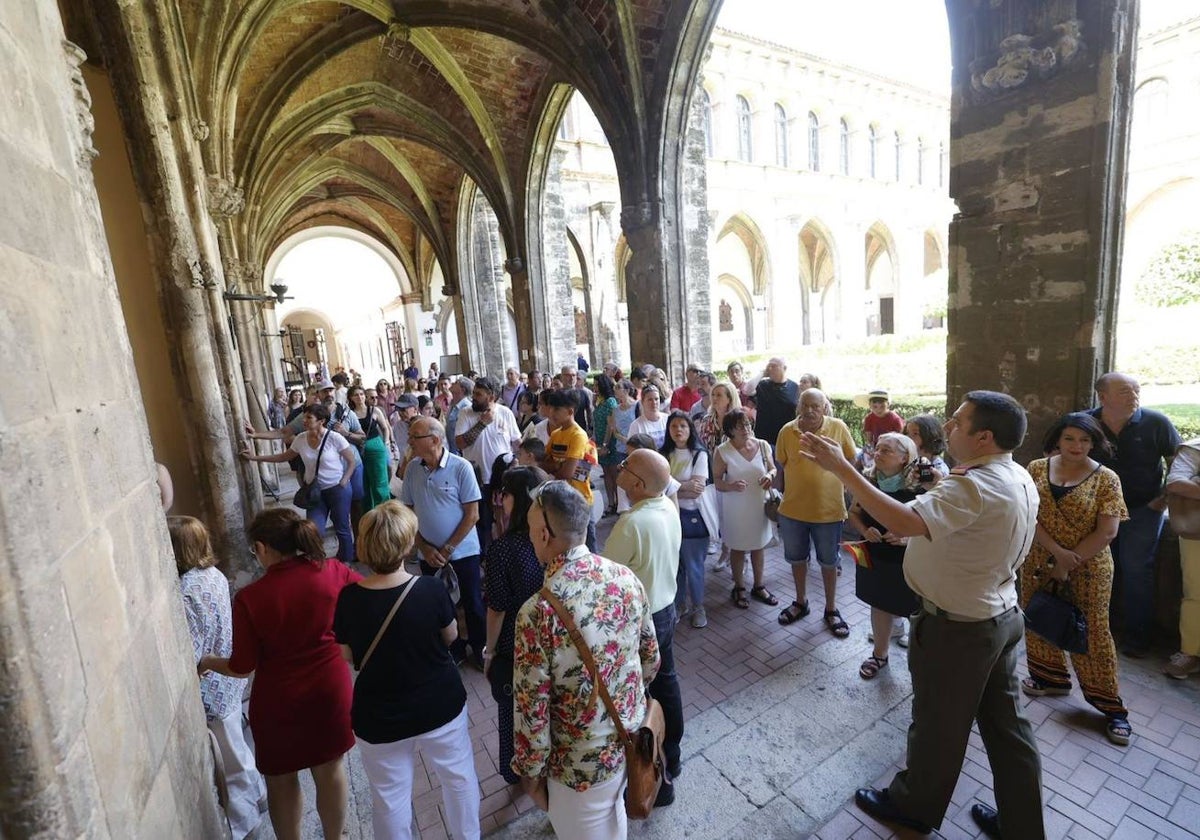 Un guía de Capitanía explica a los visitantes los detalles e historia del edificio, este sábado, en el Convento de Santo Domingo.