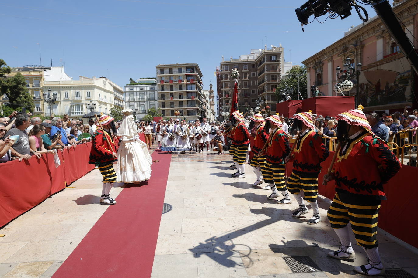 La Cabalgata del Convite llena Valencia de danza, música y color