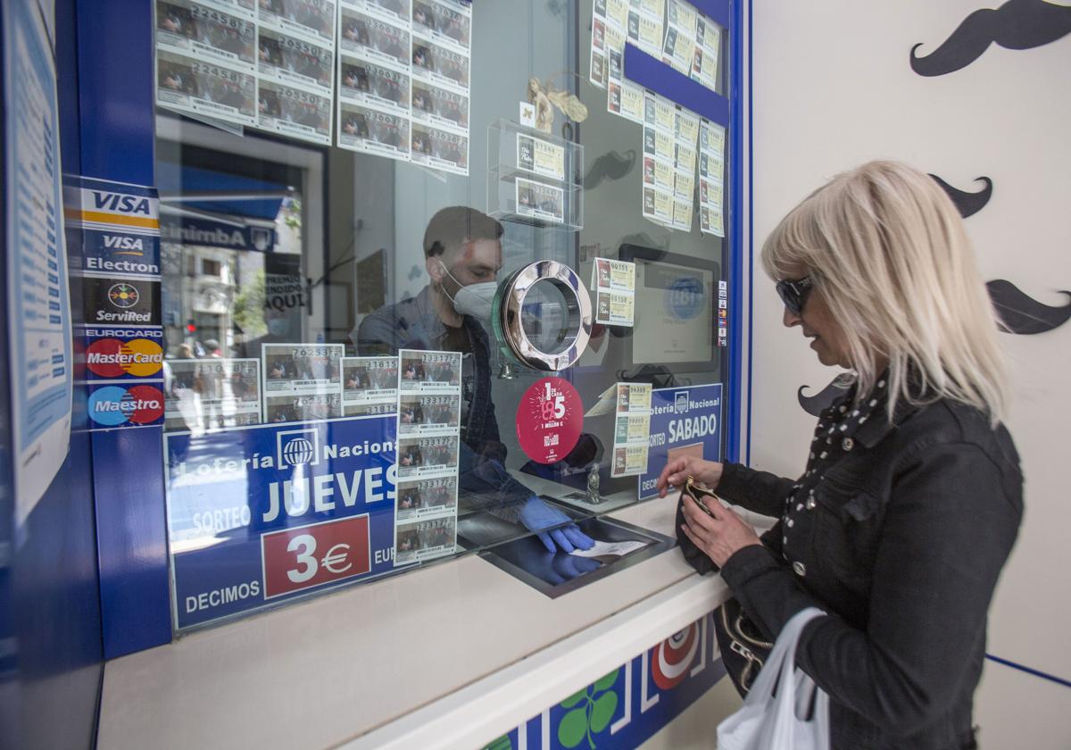 Una jugadora comprando en una administración de lotería