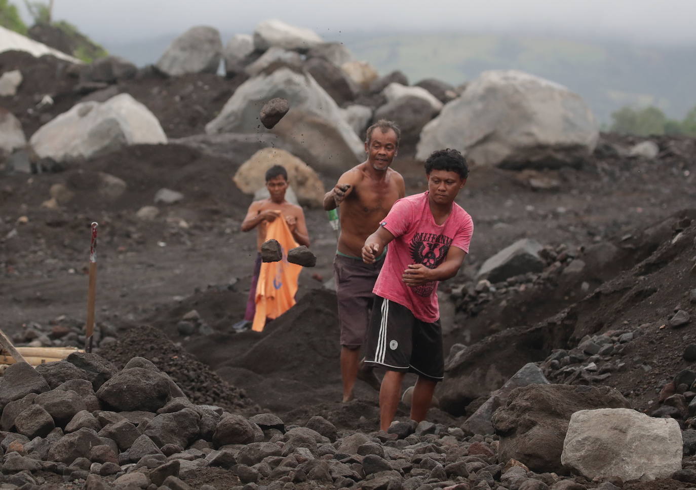 Terror por la erupción del volcán Mayón