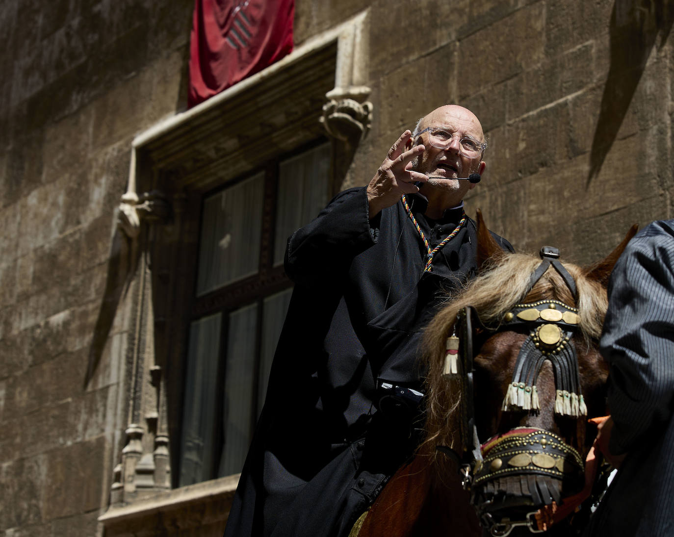 La Cabalgata del Convite llena Valencia de danza, música y color