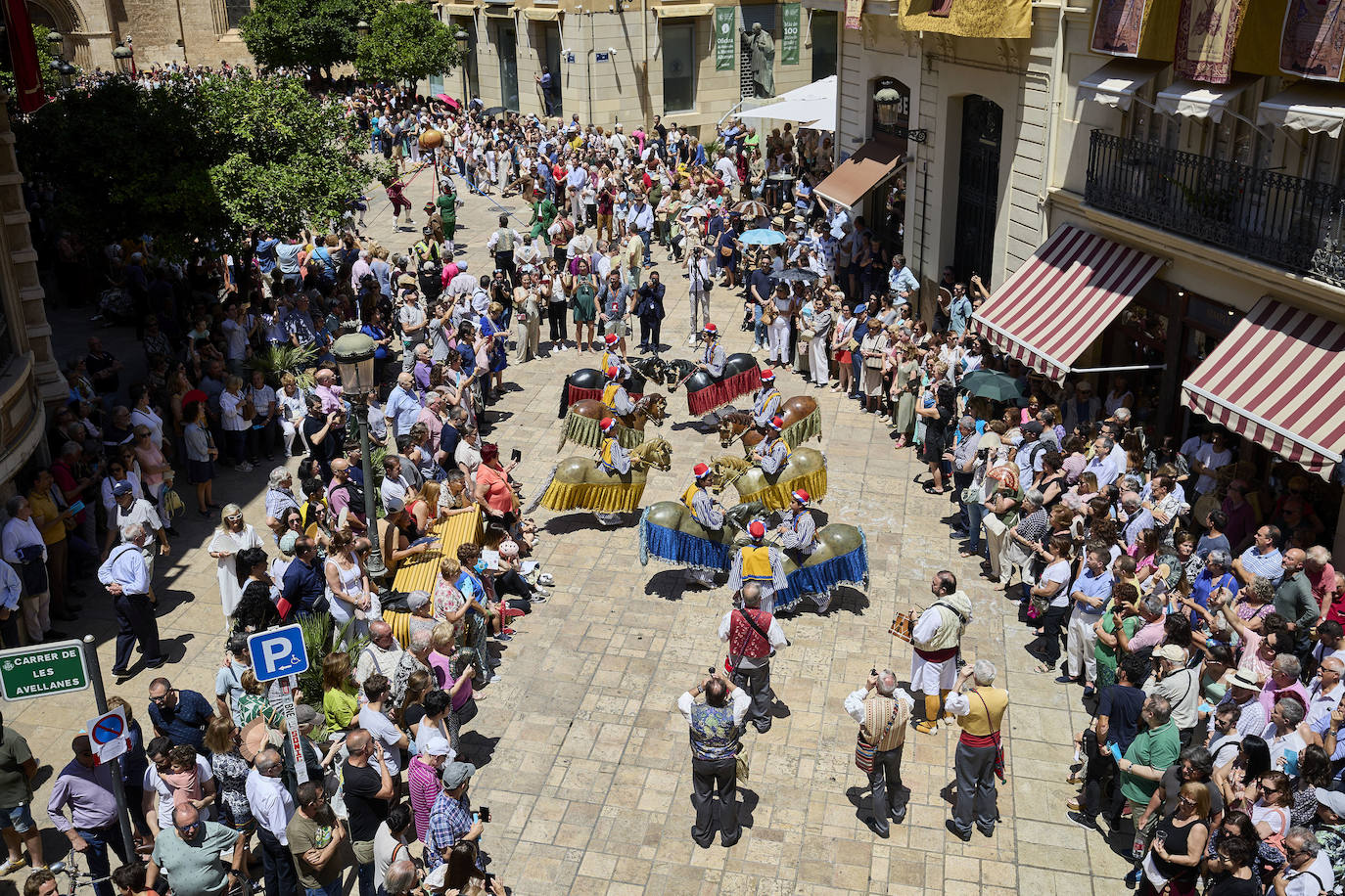 La Cabalgata del Convite llena Valencia de danza, música y color