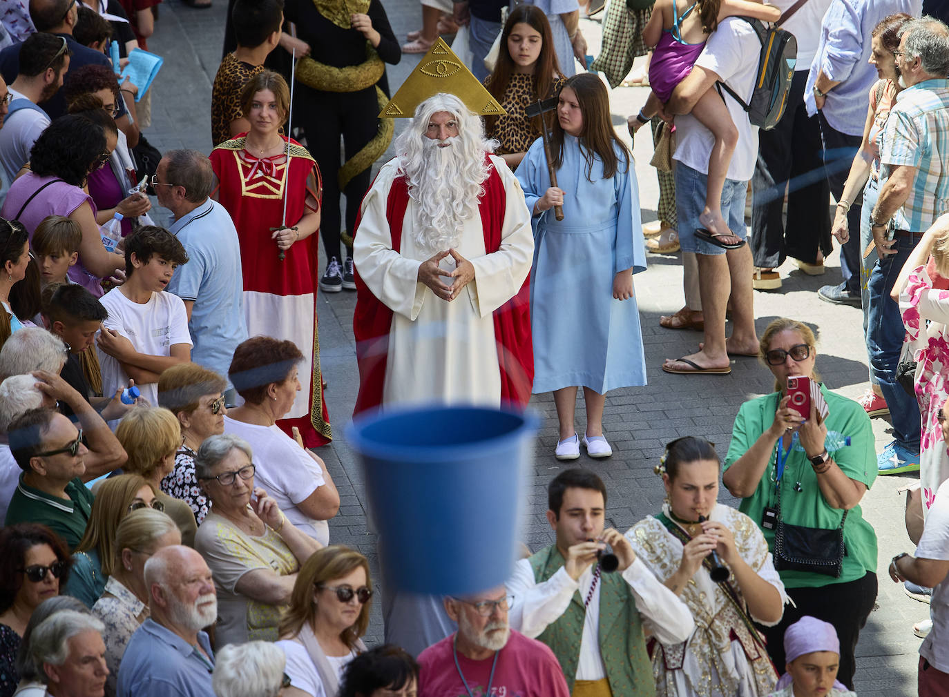 La Cabalgata del Convite llena Valencia de danza, música y color