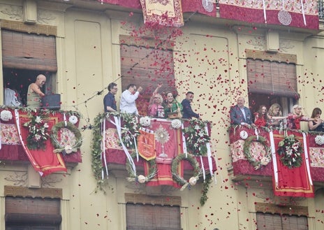 Imagen secundaria 1 - La procesión del Corpus Christi ha cerrado los actos de la 'Festa Grossa' de Valencia.