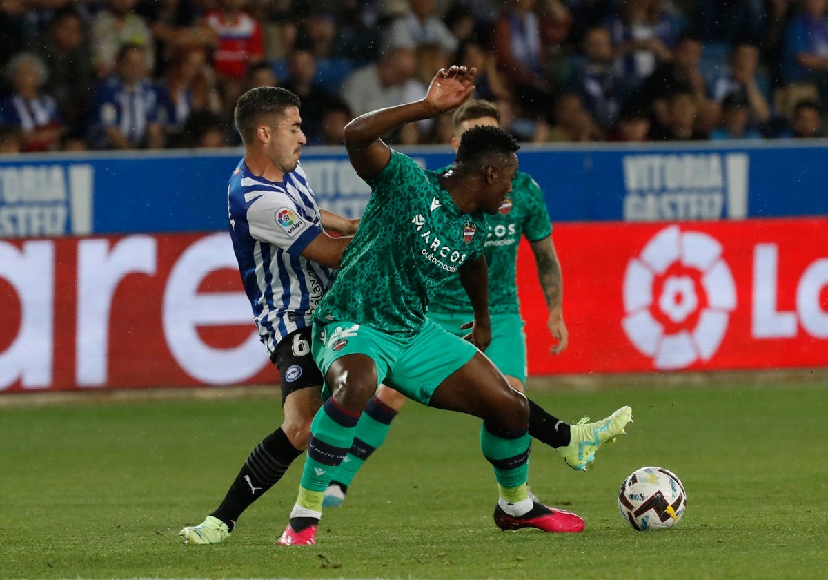 Bouldini peleando por un balón.