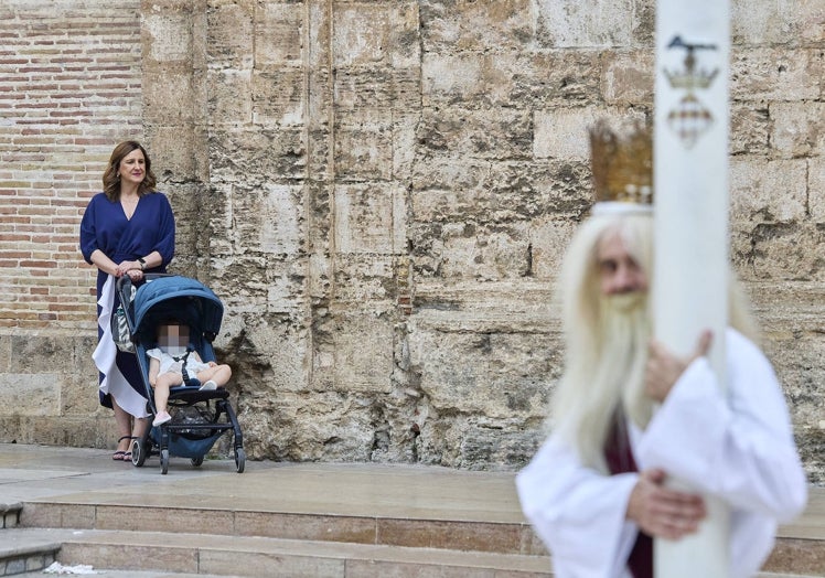 La futura alcaldesa de Valencia, María José Catalá, que dio a luz hace escasos días, ha querido ver la procesión acompañada de su hija en un lado de la Catedral.