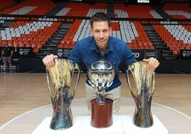 Van Rossom posa en la Fonteta con los tres trofeos que ganó con el Valencia Basket.