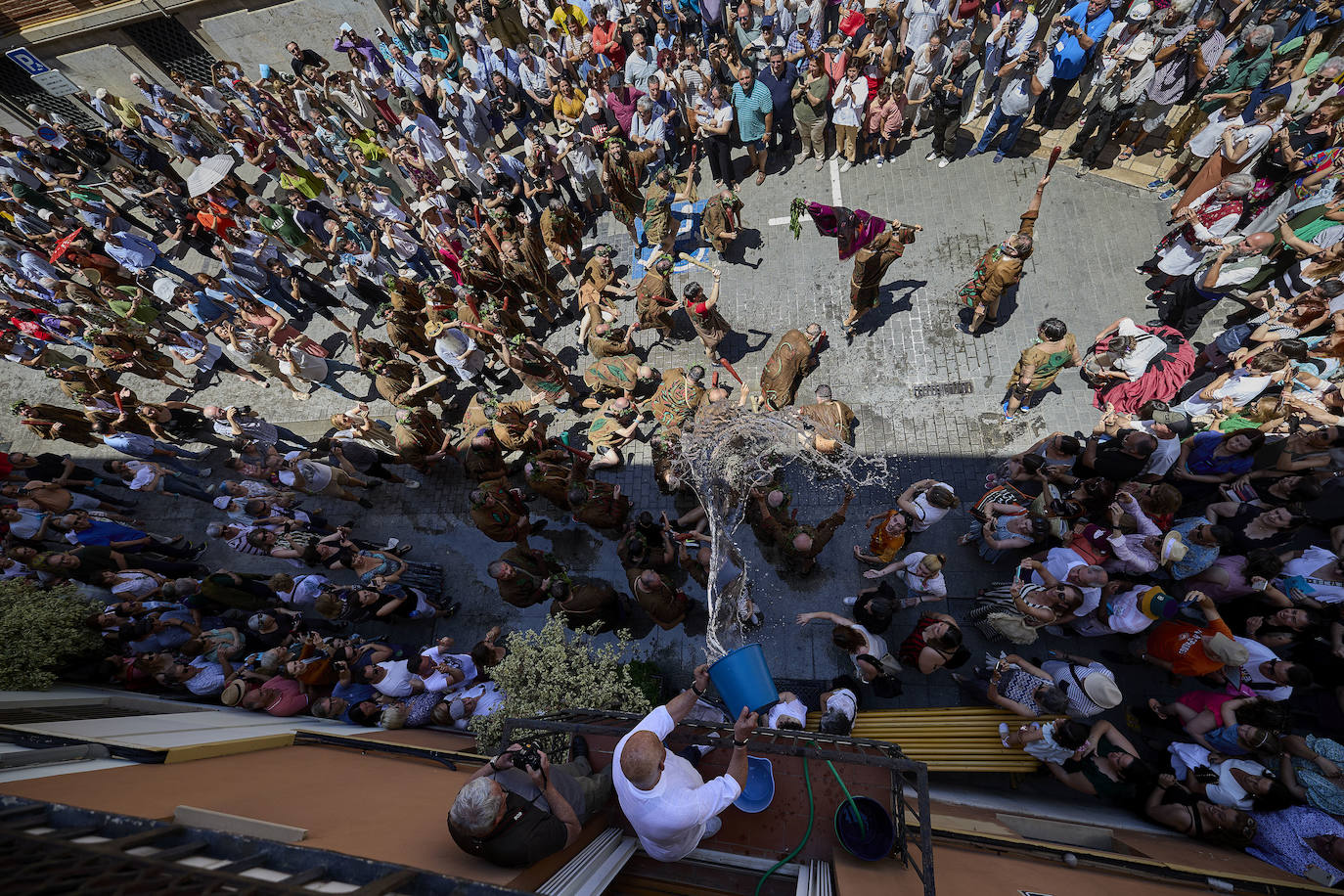 La Cabalgata del Convite llena Valencia de danza, música y color