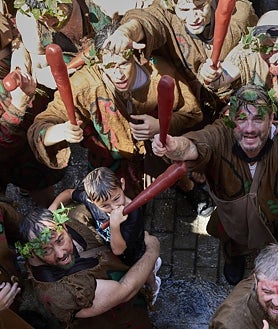 Imagen secundaria 2 - La 'Degollà' recibida con la tradicional 'poalà' de cubos de agua en las calles Cabillers y Avellanas.