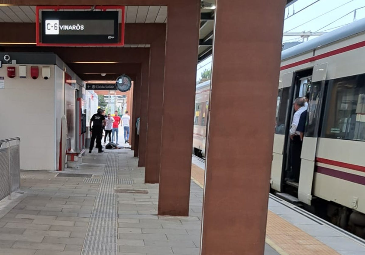 Agentes de la Policía Local de El Puig, junto a uno de los heridos tendido en el andén de la estación.