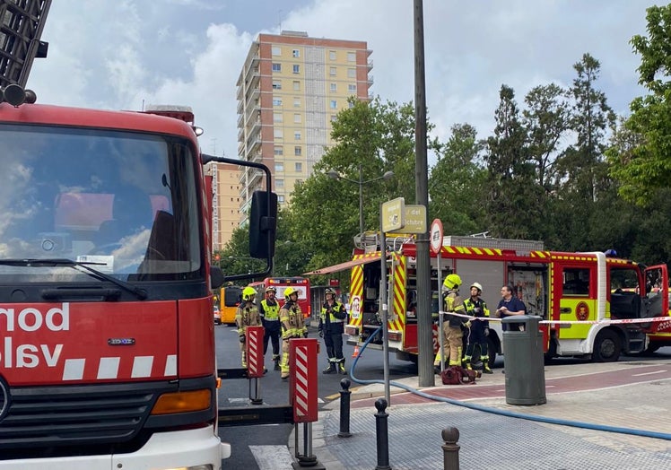 Despliegue de bomberos a los pies del edificio de la avenida del Cid.