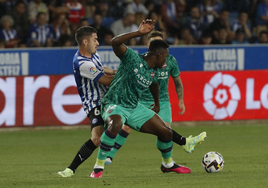 Bouldini peleando por un balón.