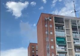 La escalera de bomberos, extendida hasta la décima planta del edificio.