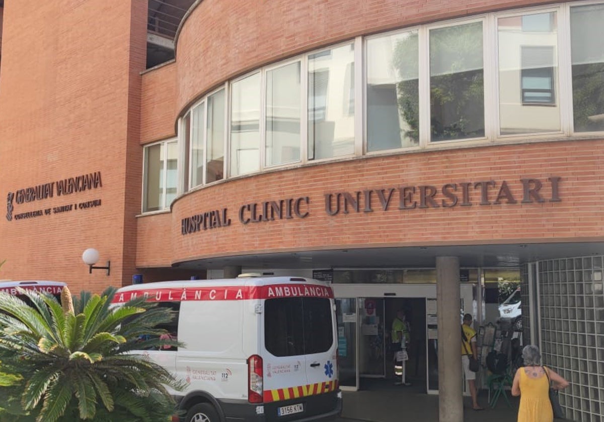 Entrada del Hospital Clínico de Valencia.