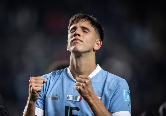 Facundo González, celebrando su triunfo en el Mundial sub-20 con Uruguay.