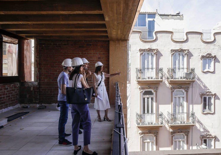 Sandra Gómez, junto a los arquitectos en la visita a las obras.