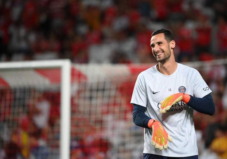 Sergio Rico durante un calentamiento con su actual club, el PSG.