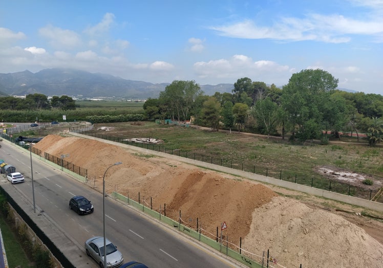 Imagen principal - Una imagen virtual de cómo debe quedar la zona y dos fotos de cómo está la zona ahora, que ya tendrían que estar acabas las obras. 