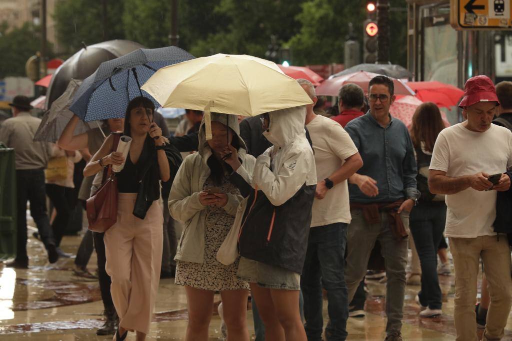 Joaquín Sabina desafía a la lluvia en su concierto en Valencia y celebra «estar vivo»