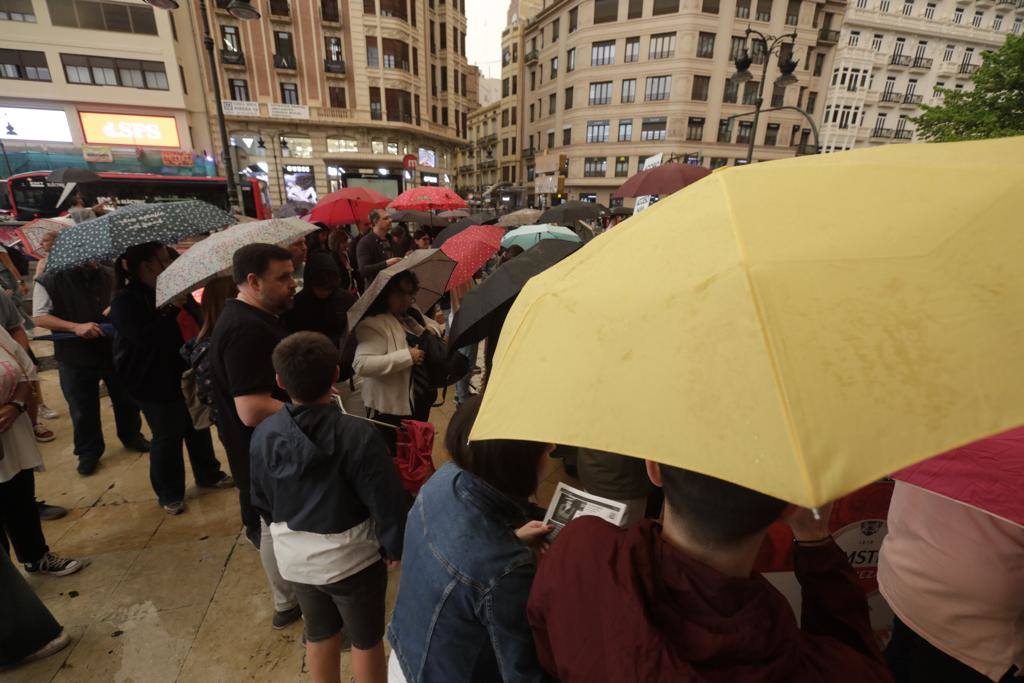 Joaquín Sabina desafía a la lluvia en su concierto en Valencia y celebra «estar vivo»