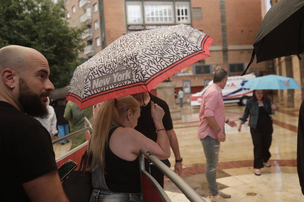 Joaquín Sabina desafía a la lluvia en su concierto en Valencia y celebra «estar vivo»