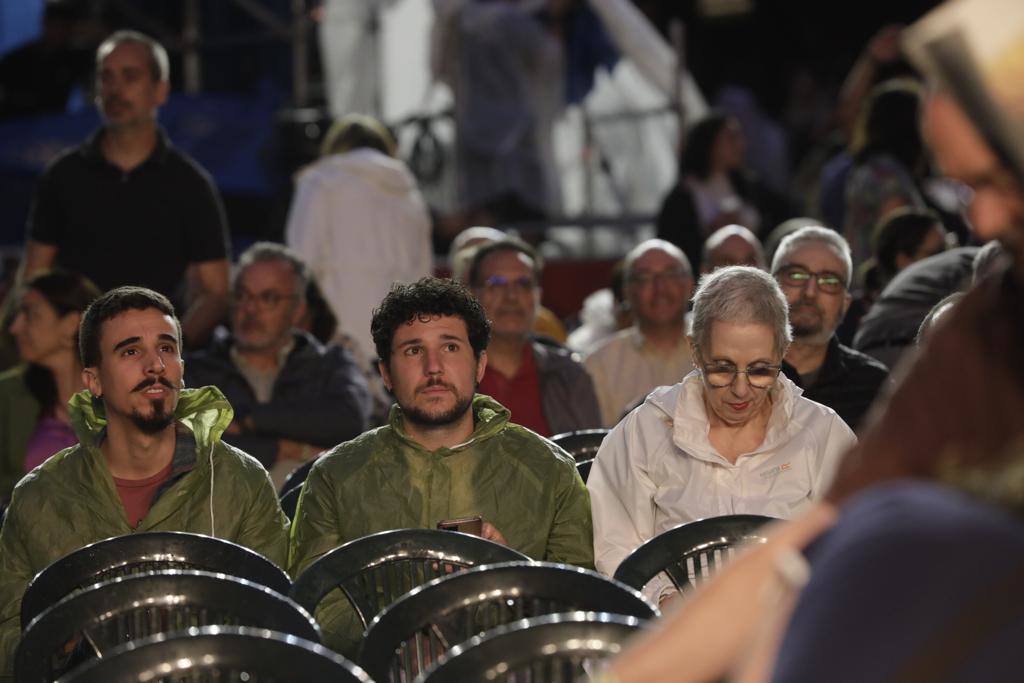Joaquín Sabina desafía a la lluvia en su concierto en Valencia y celebra «estar vivo»