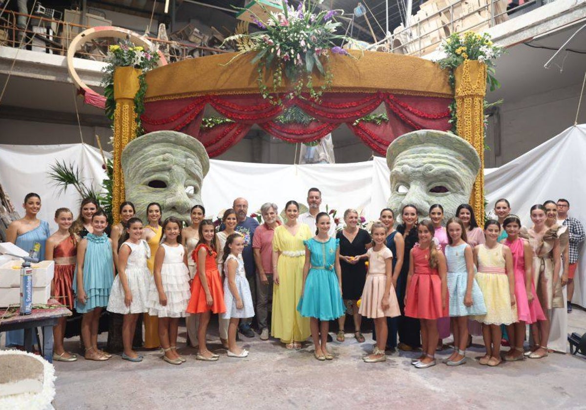 Visita de las falleras mayores de Valencia 2022, sus cortes, el edil Carlos Galiana y miembros de JCF al taller de Jordi Palanca, el pasado año.