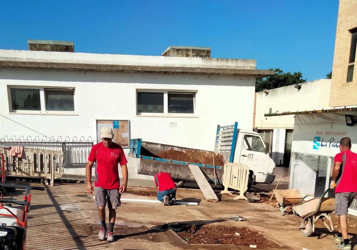 Obras en la piscina de l'Alcúdia.