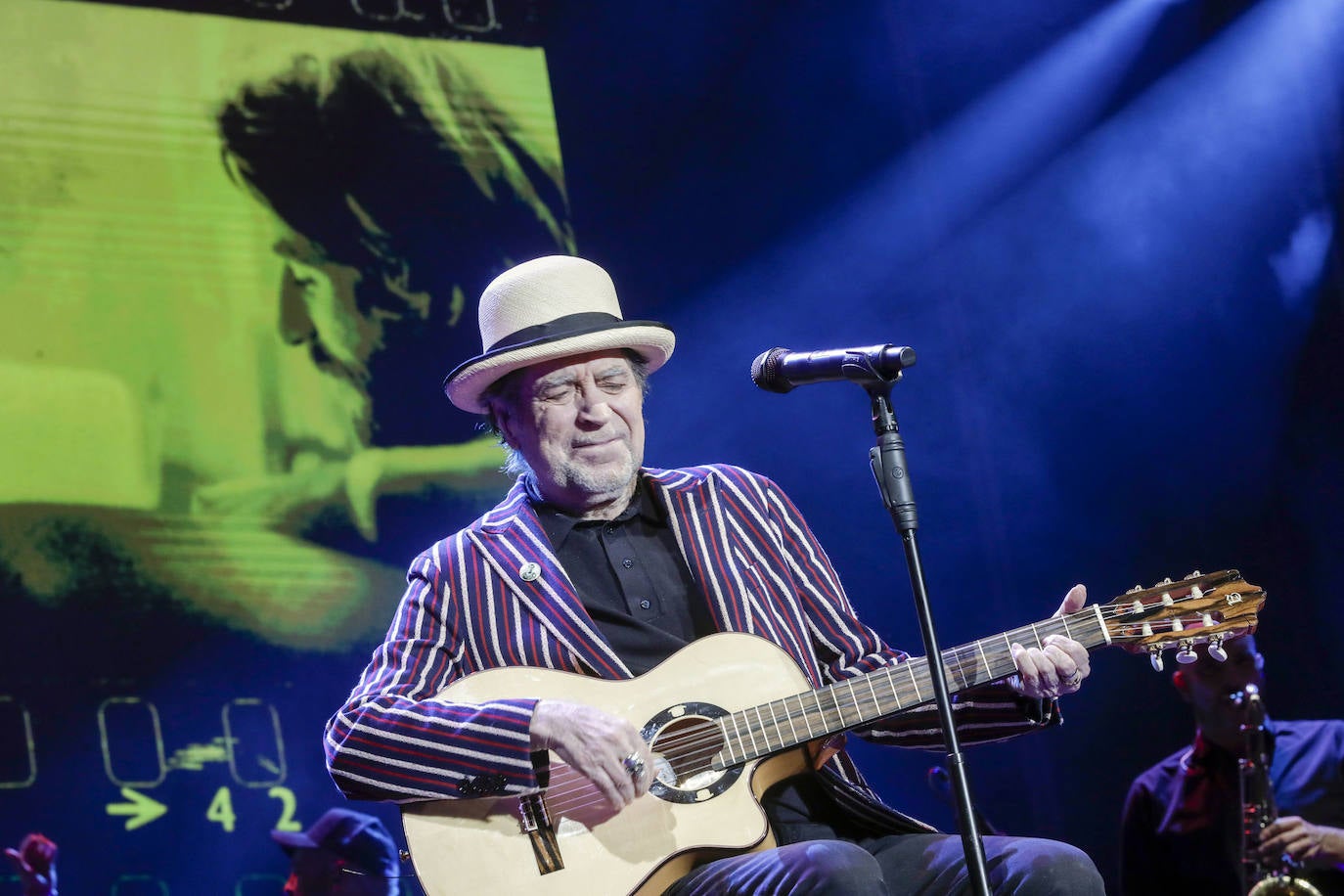 Joaquín Sabina desafía a la lluvia en su concierto en Valencia y celebra «estar vivo»