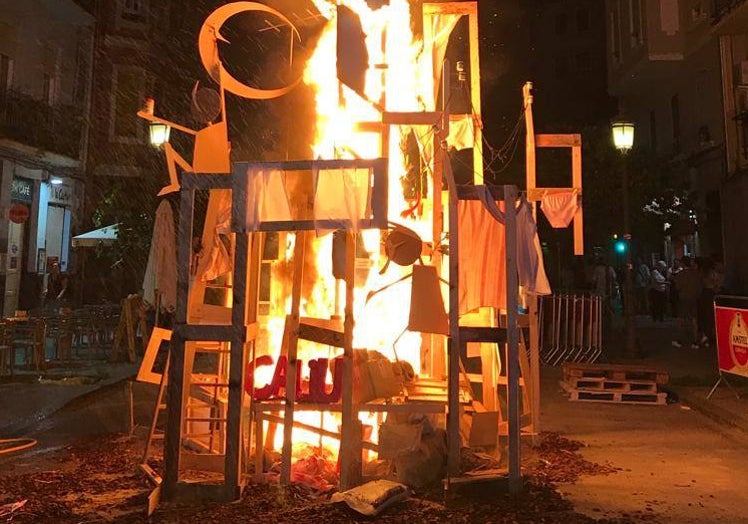 Cremà de la 'falguera' de la falla Sueca, en 2019.