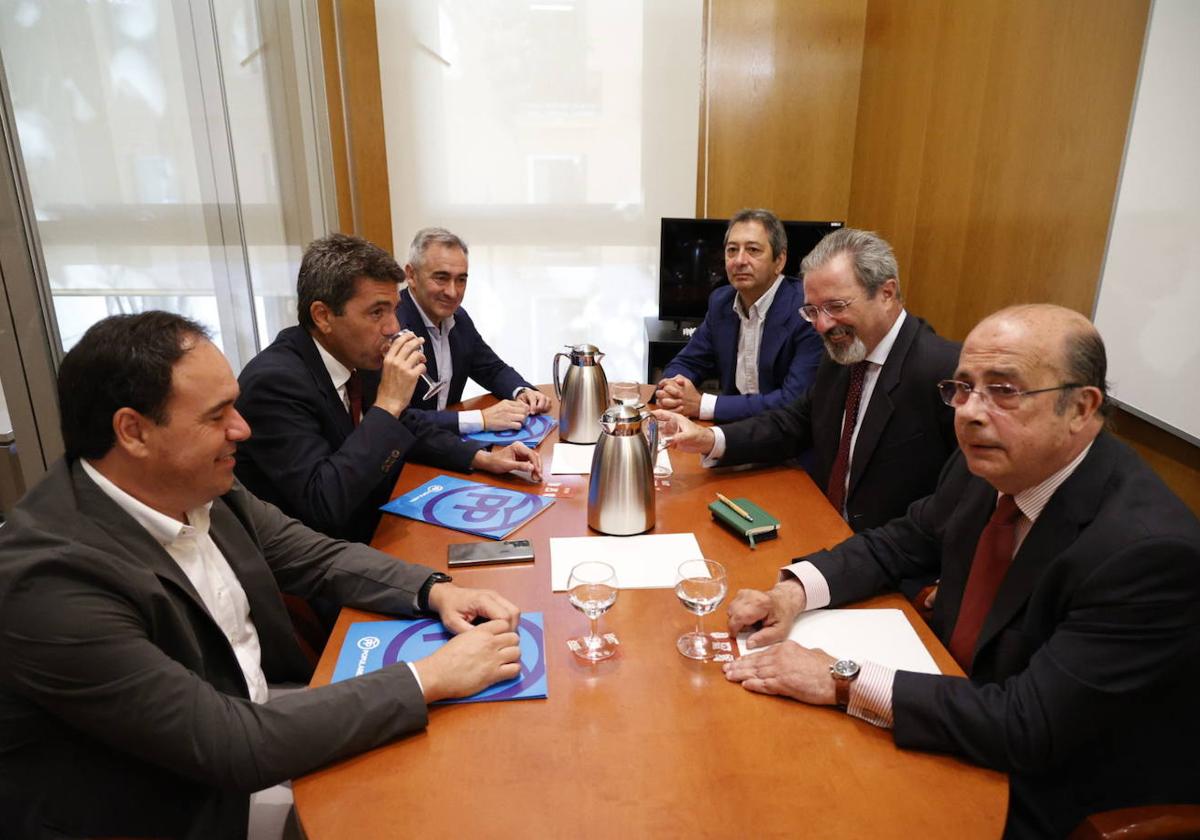 Reunión entre Mazón y Flores con sus respectivos equipos.