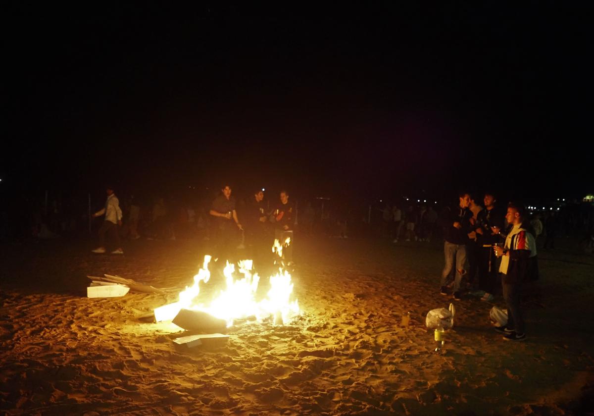 Celebración de San Juan en una playa española.