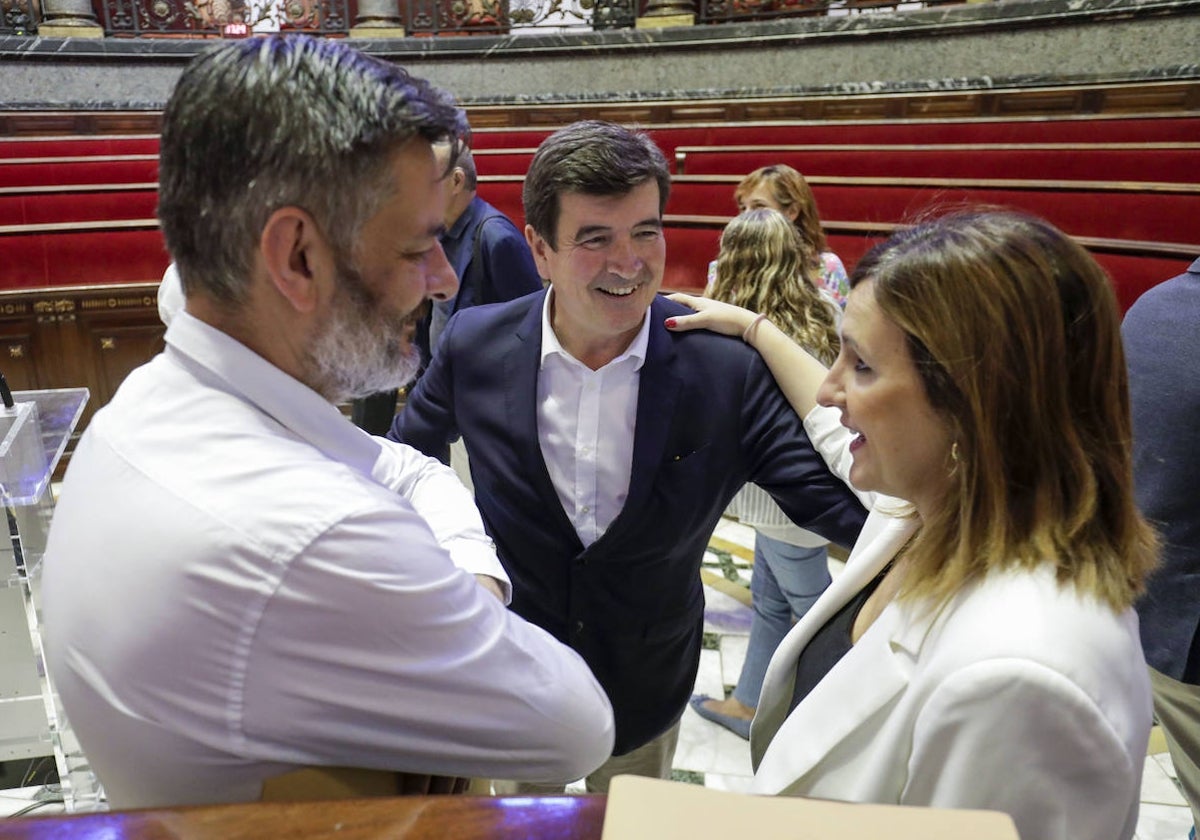 Catalá se despide de Galiana (izquierda) y Giner (centro) en el pleno de este miércoles.