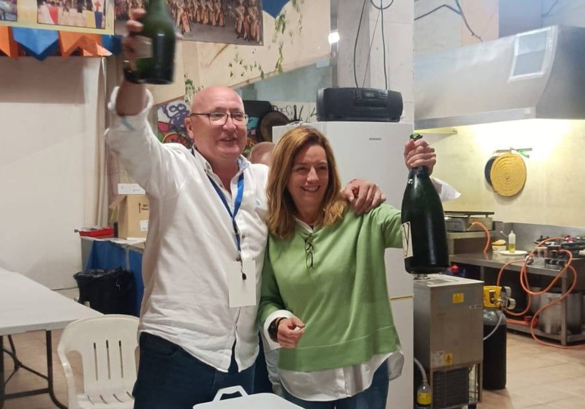 Los dos ediles de CpJ celebrando los resultado de las elecciones la noche del 28M.