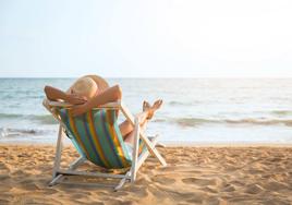 Una mujer disfruta de un día de playa.