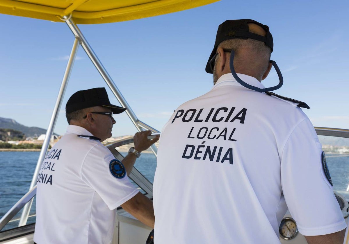 Policías vigilando el litoral de Dénia desde el mar.